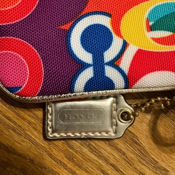 Coach Poppy Wristlet - Picture 4 of 7